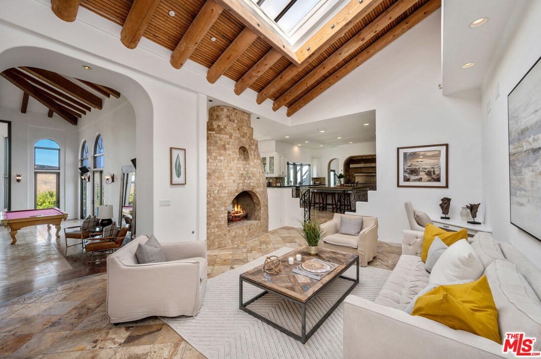 1090 Vista Ridge Ln, Thousand Oaks CA  91362-5614 exterior