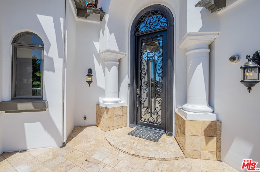 1090 Vista Ridge Ln, Thousand Oaks CA  91362-5614 exterior