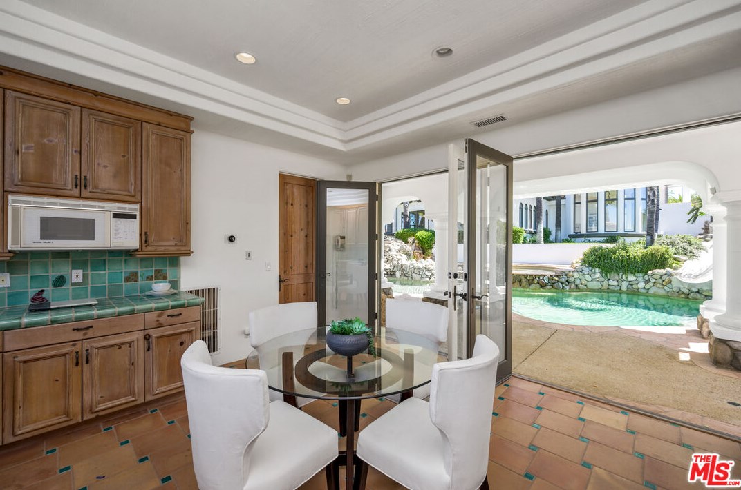 1090 Vista Ridge Ln, Thousand Oaks CA  91362-5614 exterior