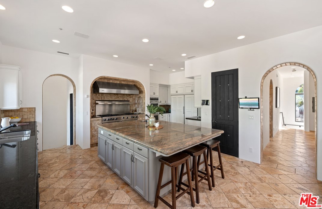 1090 Vista Ridge Ln, Thousand Oaks CA  91362-5614 exterior