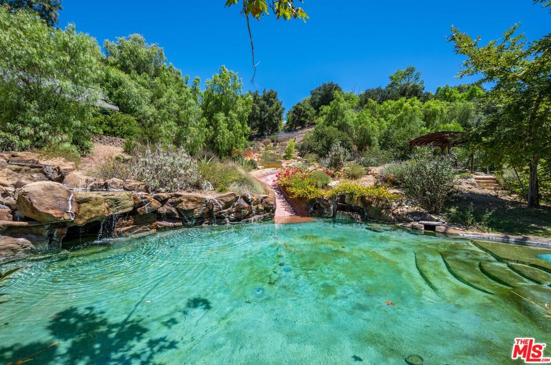 1090 Vista Ridge Ln, Thousand Oaks CA  91362-5614 exterior