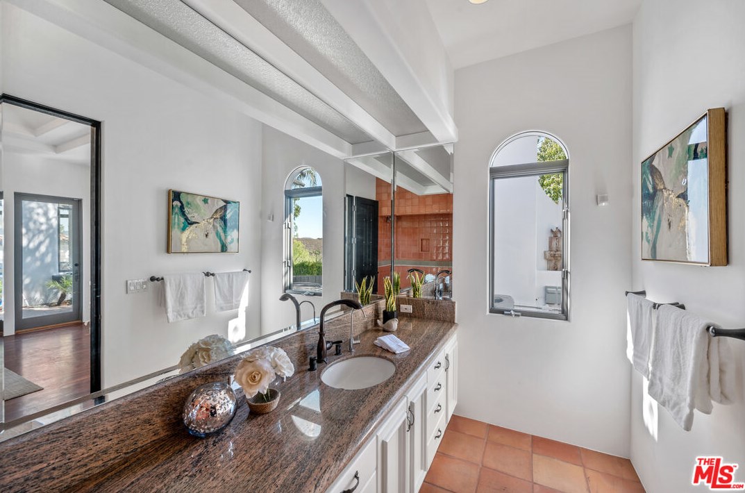 1090 Vista Ridge Ln, Thousand Oaks CA  91362-5614 exterior