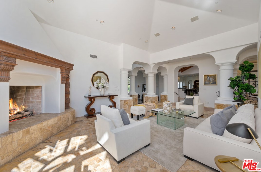 1090 Vista Ridge Ln, Thousand Oaks CA  91362-5614 exterior