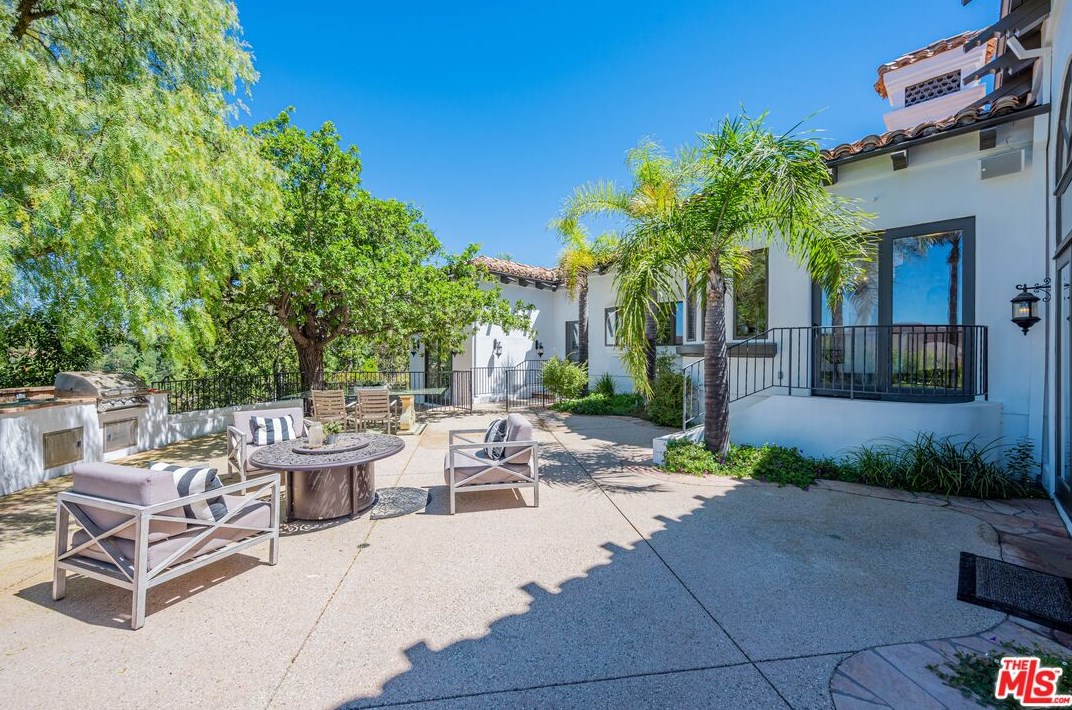 1090 Vista Ridge Ln, Thousand Oaks CA  91362-5614 exterior