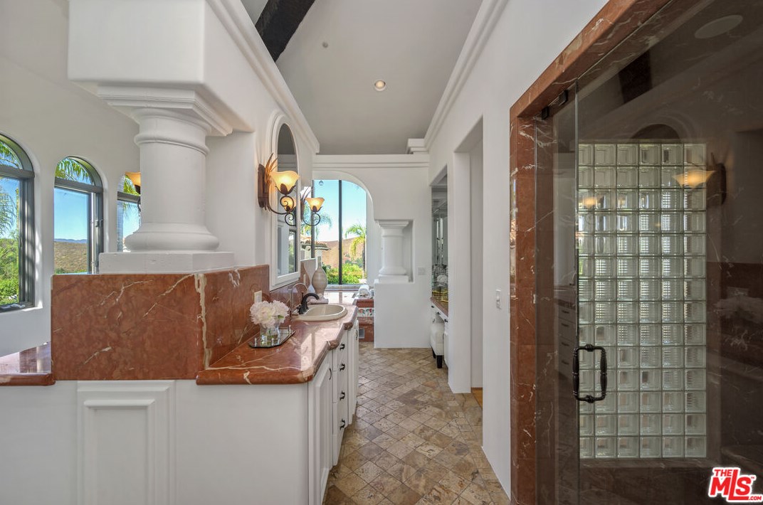 1090 Vista Ridge Ln, Thousand Oaks CA  91362-5614 exterior