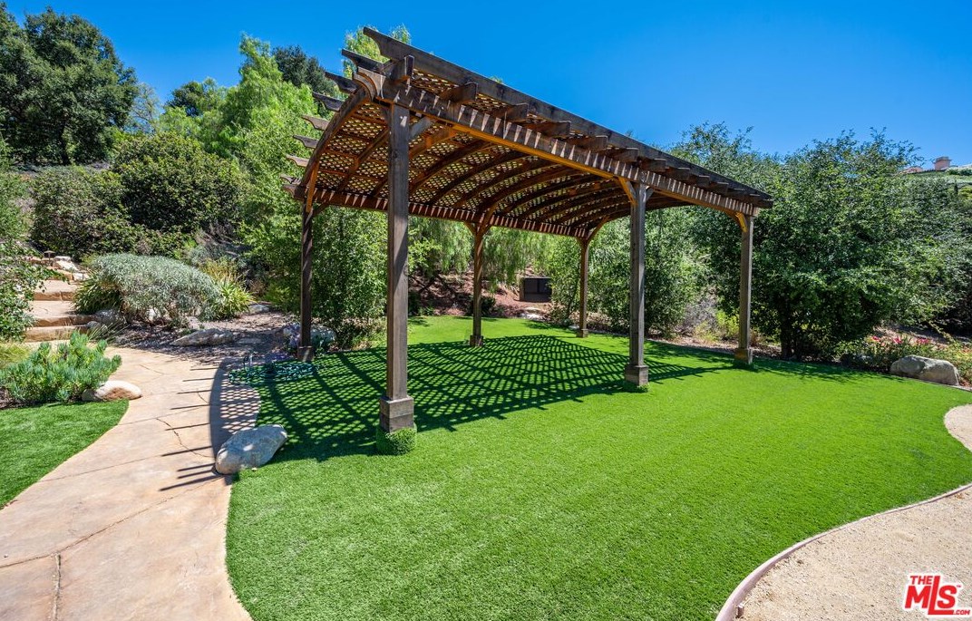 1090 Vista Ridge Ln, Thousand Oaks CA  91362-5614 exterior