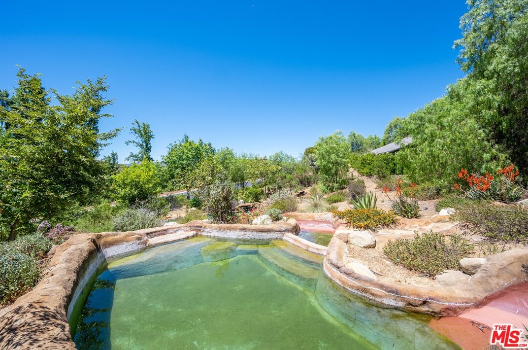 1090 Vista Ridge Ln, Thousand Oaks CA  91362-5614 exterior