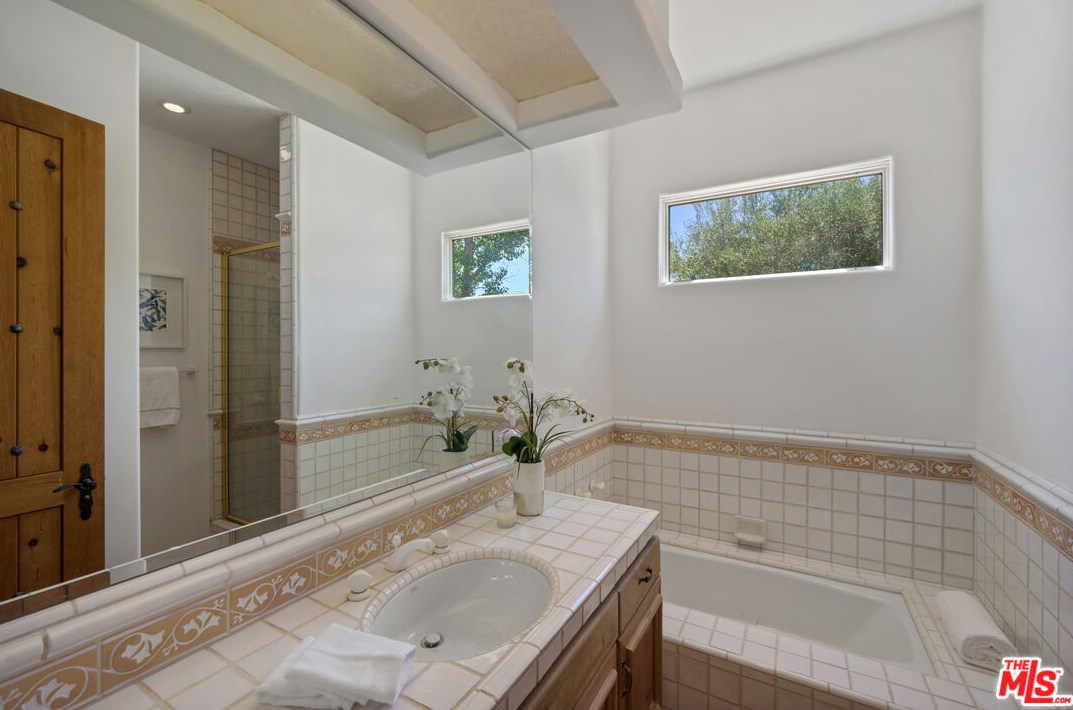 1090 Vista Ridge Ln, Thousand Oaks CA  91362-5614 exterior