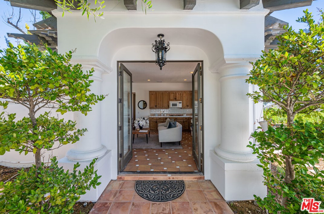 1090 Vista Ridge Ln, Thousand Oaks CA  91362-5614 exterior