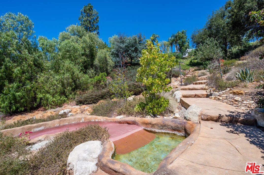 1090 Vista Ridge Ln, Thousand Oaks CA  91362-5614 exterior