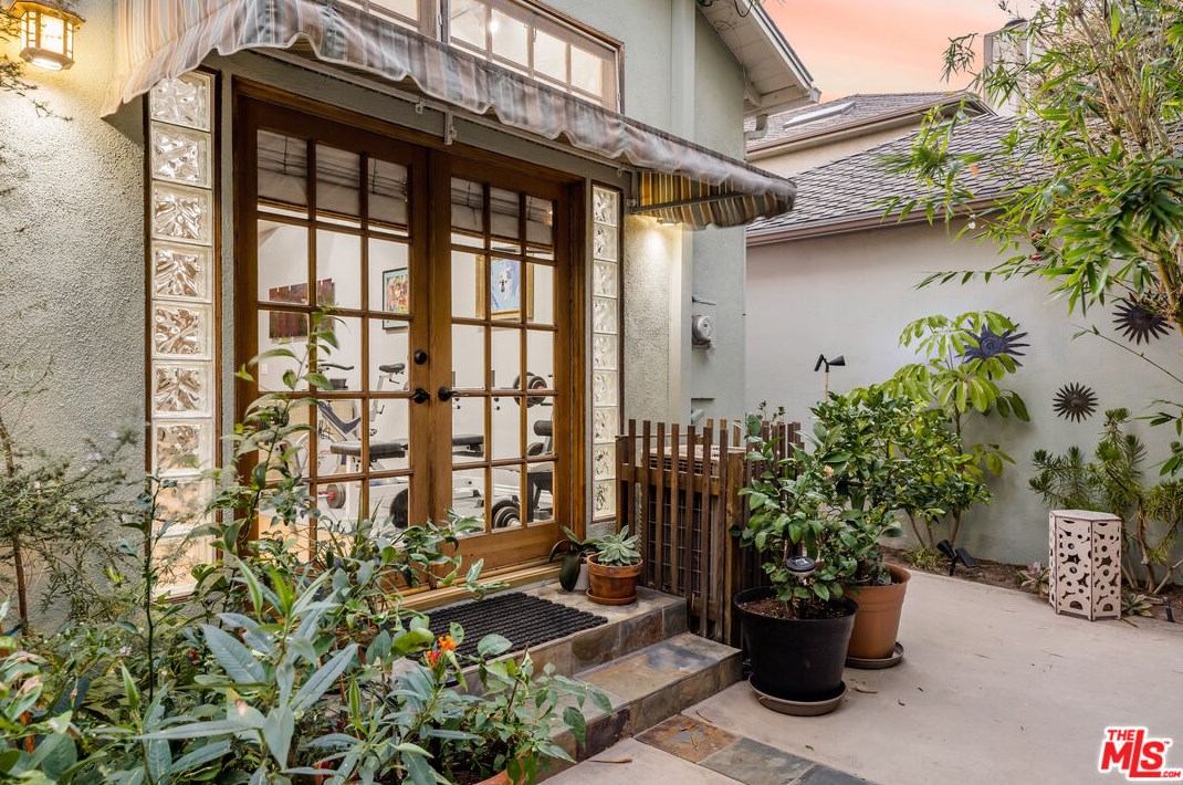 8116 Rayford Dr, Los Angeles CA  90045-2426 exterior