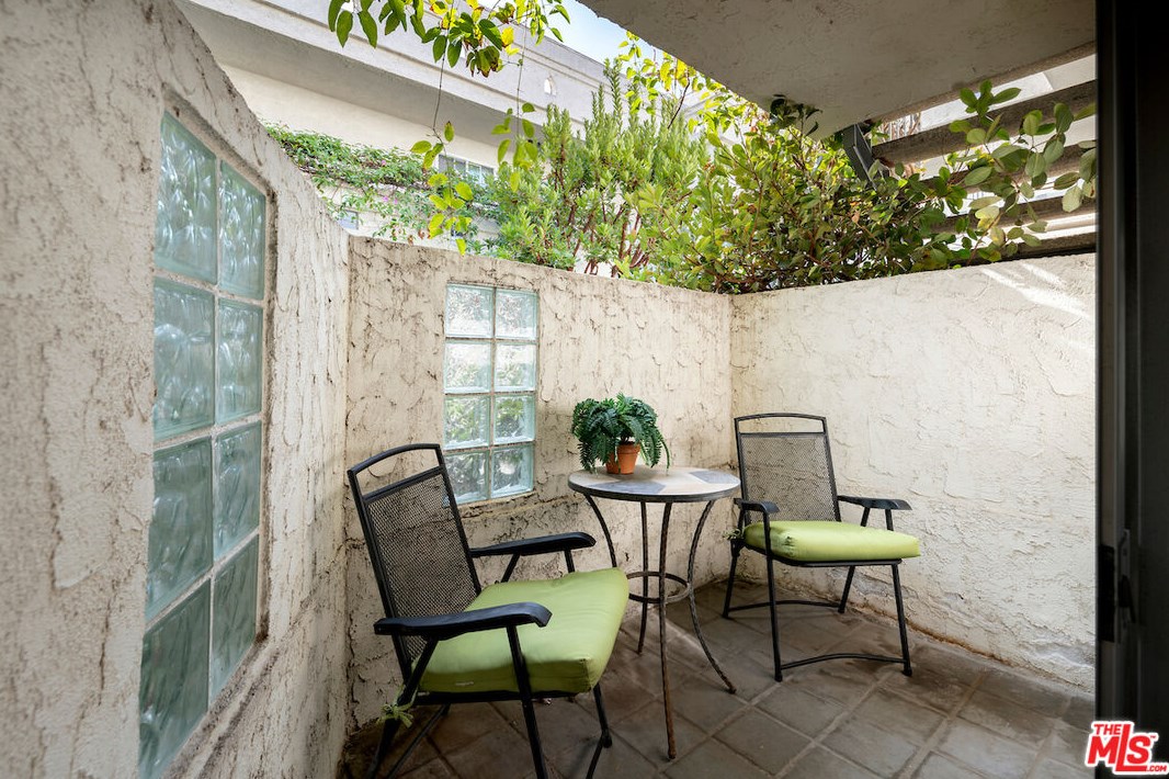 1741 Granville Ave, Los Angeles CA  90025-1862 exterior