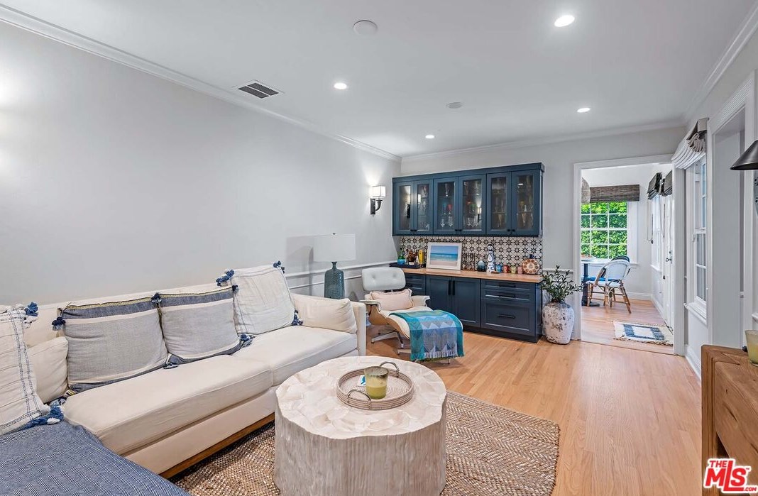10455 Lindbrook Dr, Los Angeles CA  90024-3331 exterior