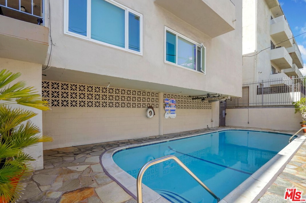 11820 Mayfield Ave, Los Angeles CA  90049-5770 exterior