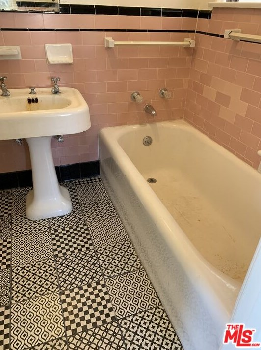 4250 Garthwaite Ave, Los Angeles CA  90008-5249 exterior