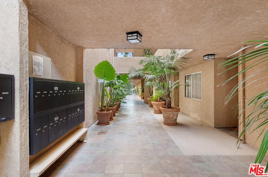 1010 Hammond St, Los Angeles CA  90069-3865 exterior
