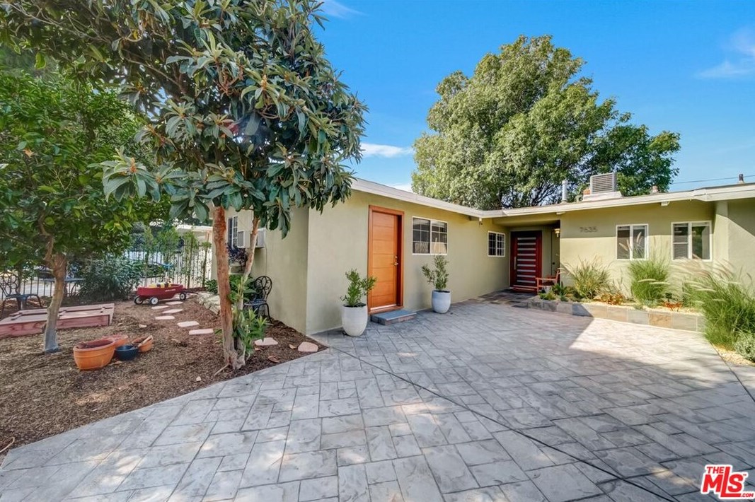7635 Hesperia Ave, Los Angeles, CA 91335-2140