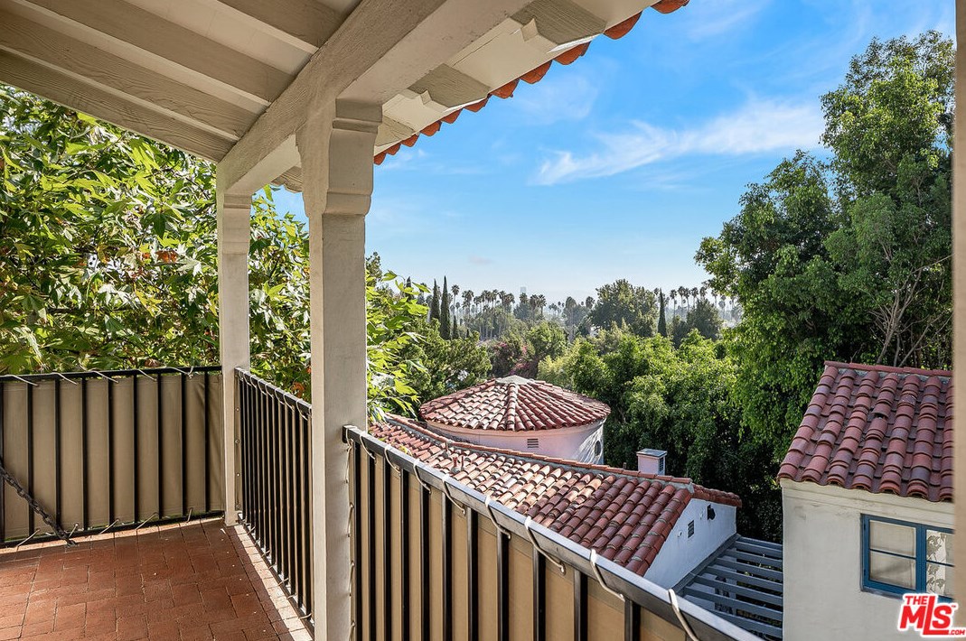 1822 Courtney Ter, Los Angeles CA  90046-2106 exterior