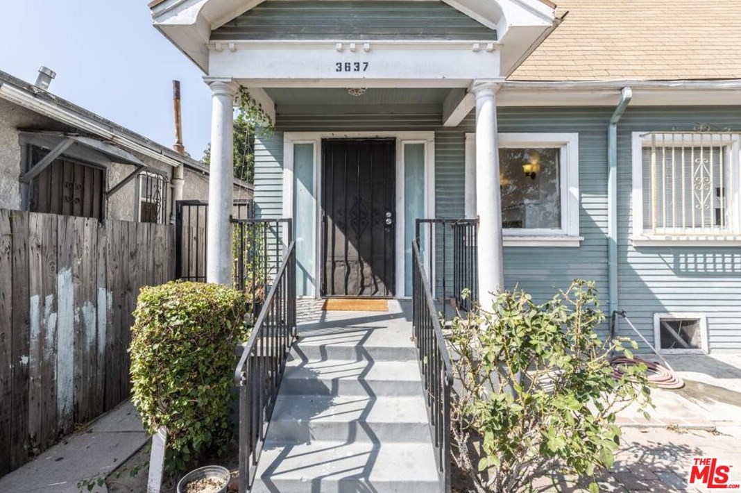 3635 8th Ave, Los Angeles, CA 90018-4111