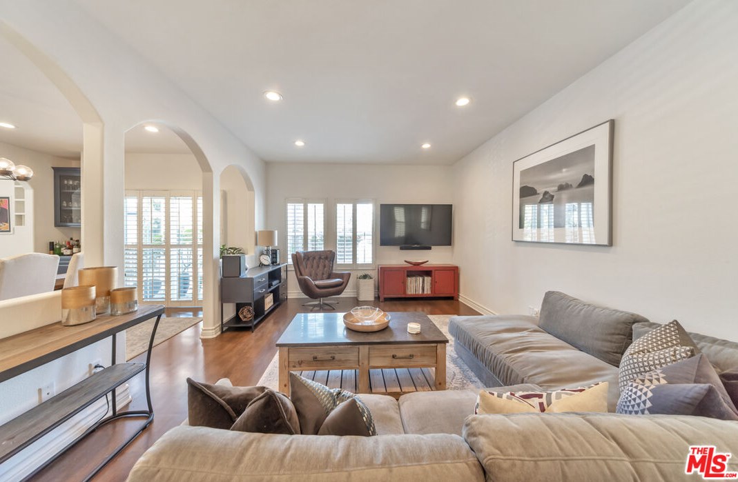 640 Sweetzer Ave, Los Angeles, CA 90048-2184