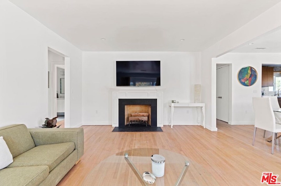 1821 Dunsmuir Ave, Los Angeles CA  90019-5228 exterior