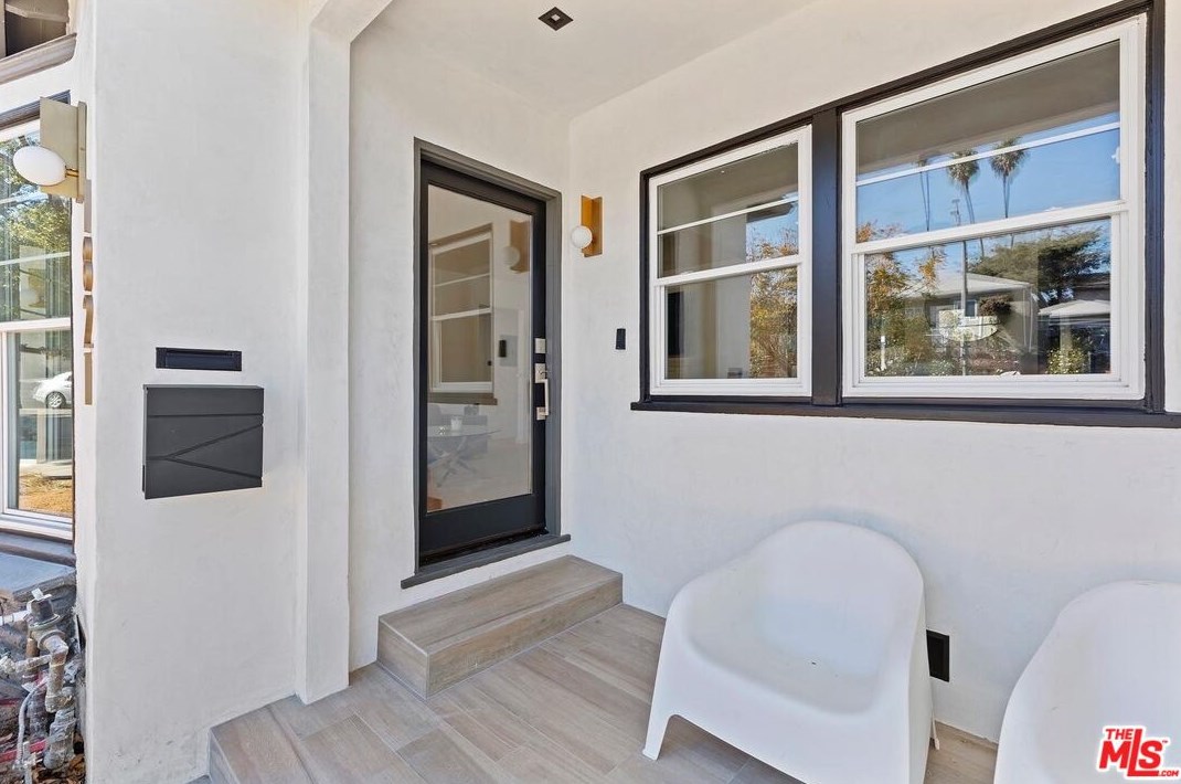 1821 Dunsmuir Ave, Los Angeles CA  90019-5228 exterior