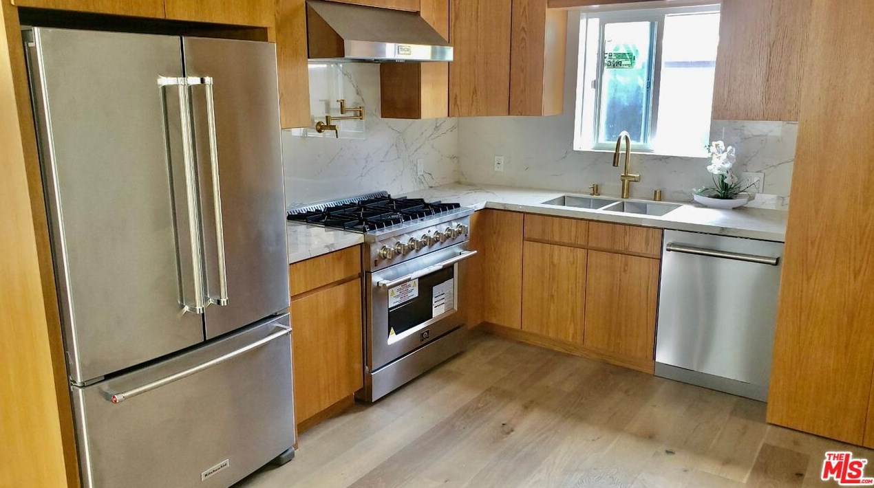 1821 Dunsmuir Ave, Los Angeles CA  90019-5228 exterior
