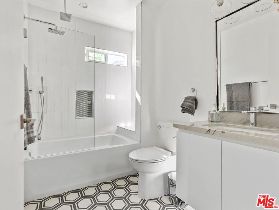 1821 Dunsmuir Ave, Los Angeles CA  90019-5228 exterior