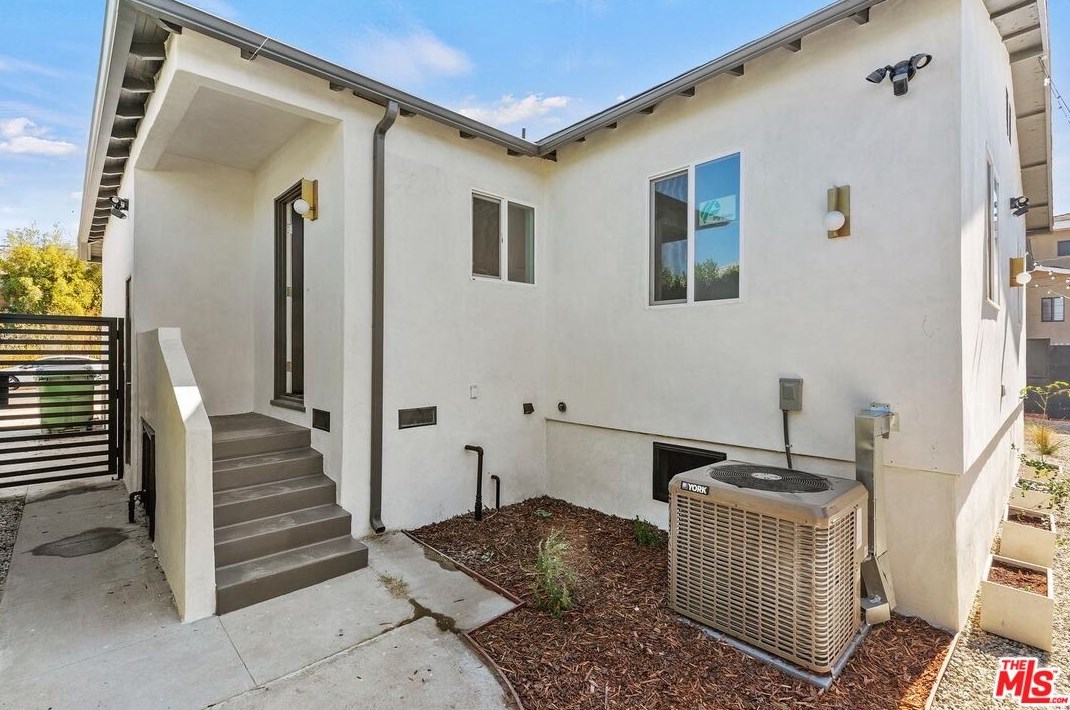 1821 Dunsmuir Ave, Los Angeles CA  90019-5228 exterior