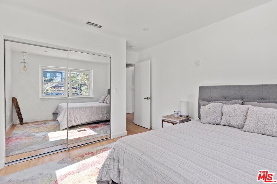 1821 Dunsmuir Ave, Los Angeles CA  90019-5228 exterior