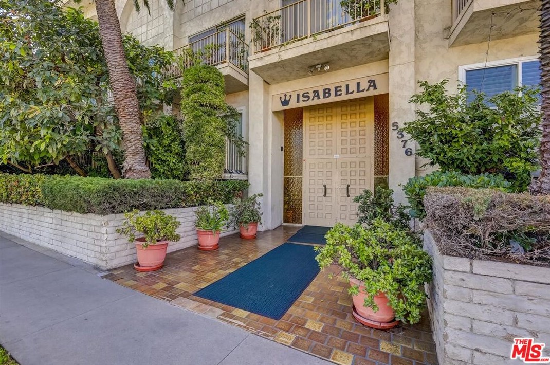 5376 Fairview Blvd, Los Angeles CA  90056-2320 exterior