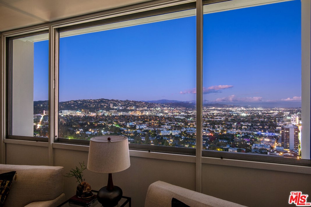 2220 Avenue Of The Stars, Los Angeles CA  90067-5656 exterior