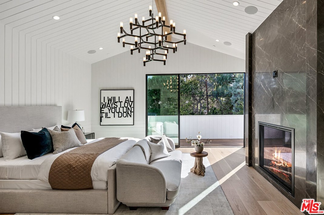 417 Kenter Ave, Los Angeles CA  90049-1932 exterior