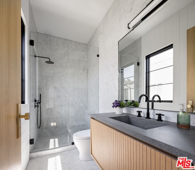 417 Kenter Ave, Los Angeles CA  90049-1932 exterior