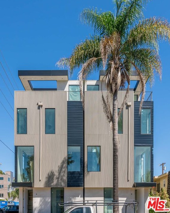 1704 Granville Ave, Los Angeles, CA 90025-1828