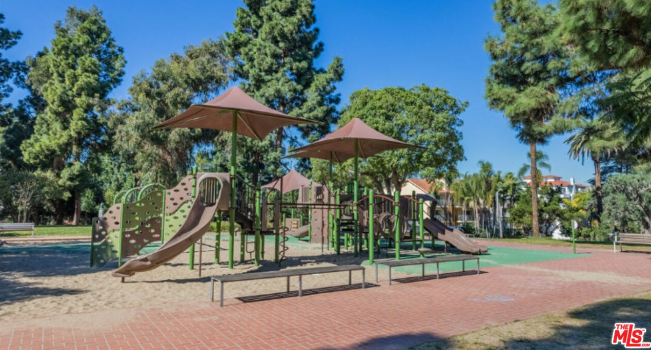 861 Windsor Blvd, Los Angeles CA  90005-4818 exterior