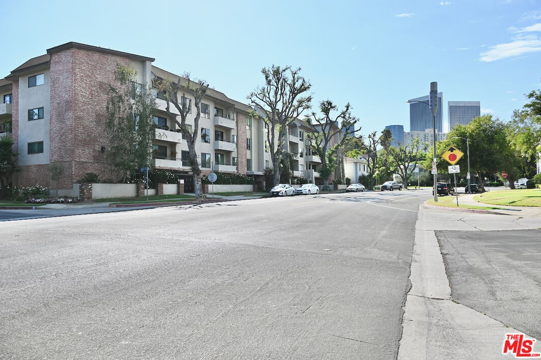 1167 Roxbury Dr, Los Angeles, CA 90035-1046