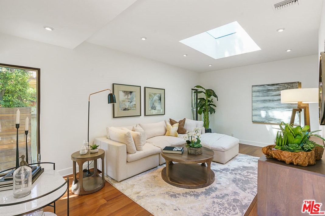 8843 Rosewood Ave, Los Angeles, CA 90048-2407