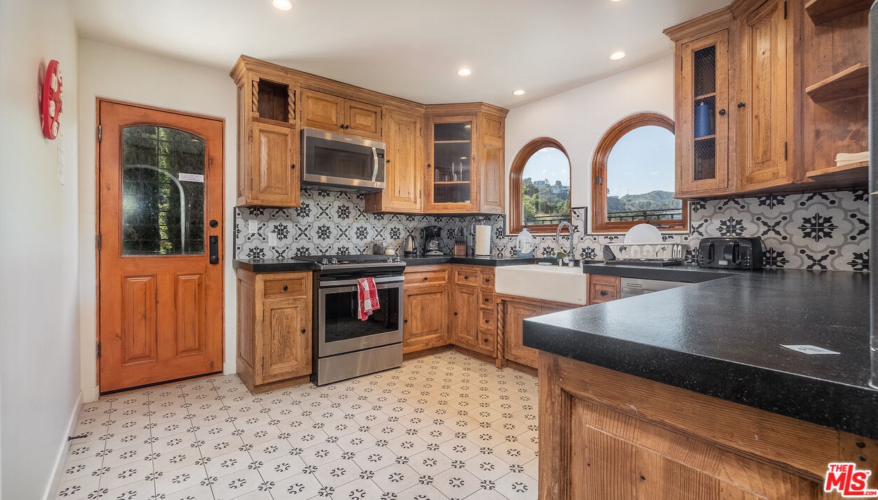 8210 Gould Ave, Los Angeles CA  90046-1962 exterior