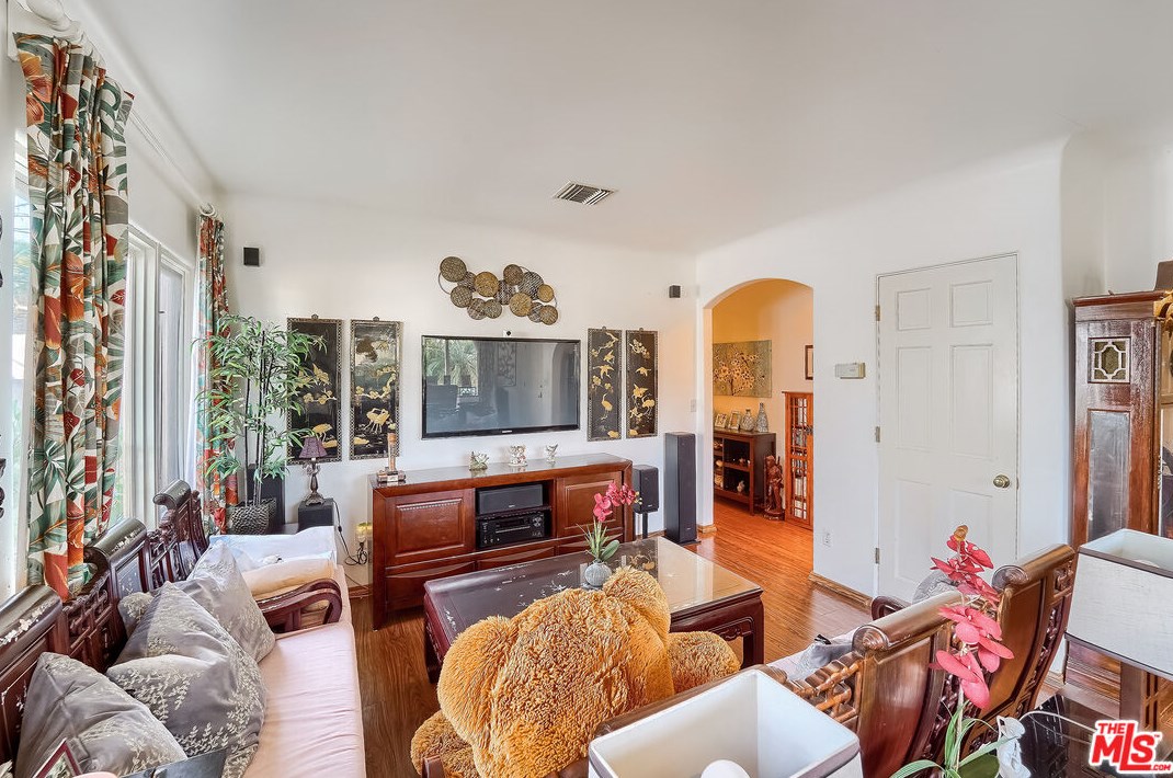 4034 Colonial Ave, Los Angeles CA  90066-4911 exterior