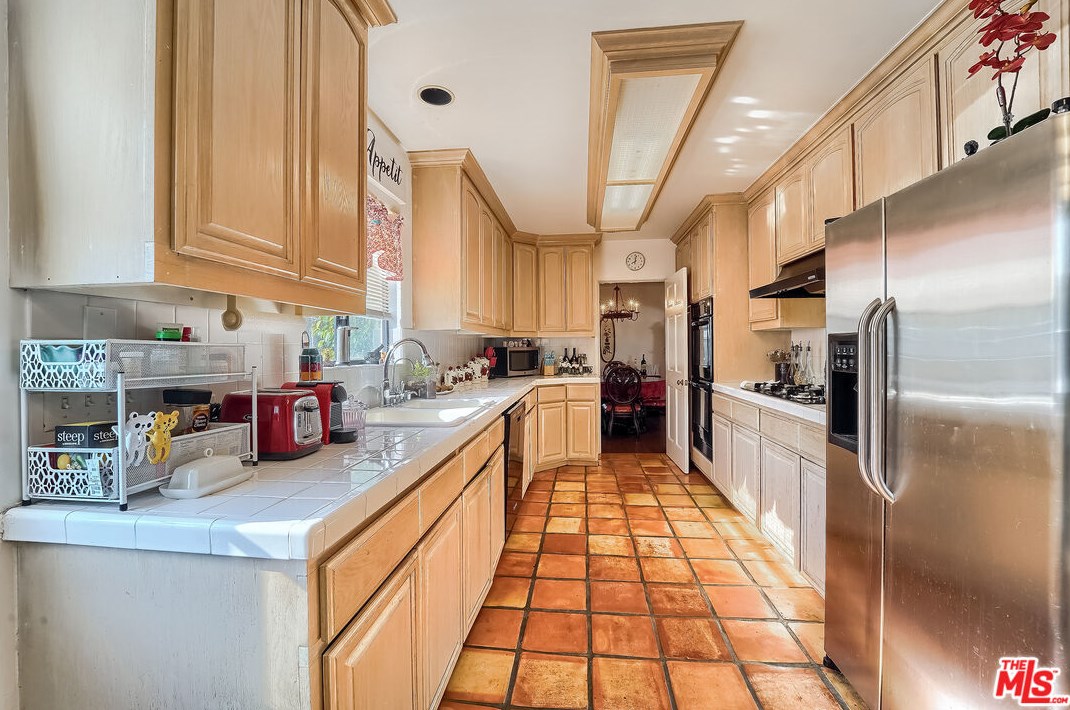 4034 Colonial Ave, Los Angeles CA  90066-4910 exterior