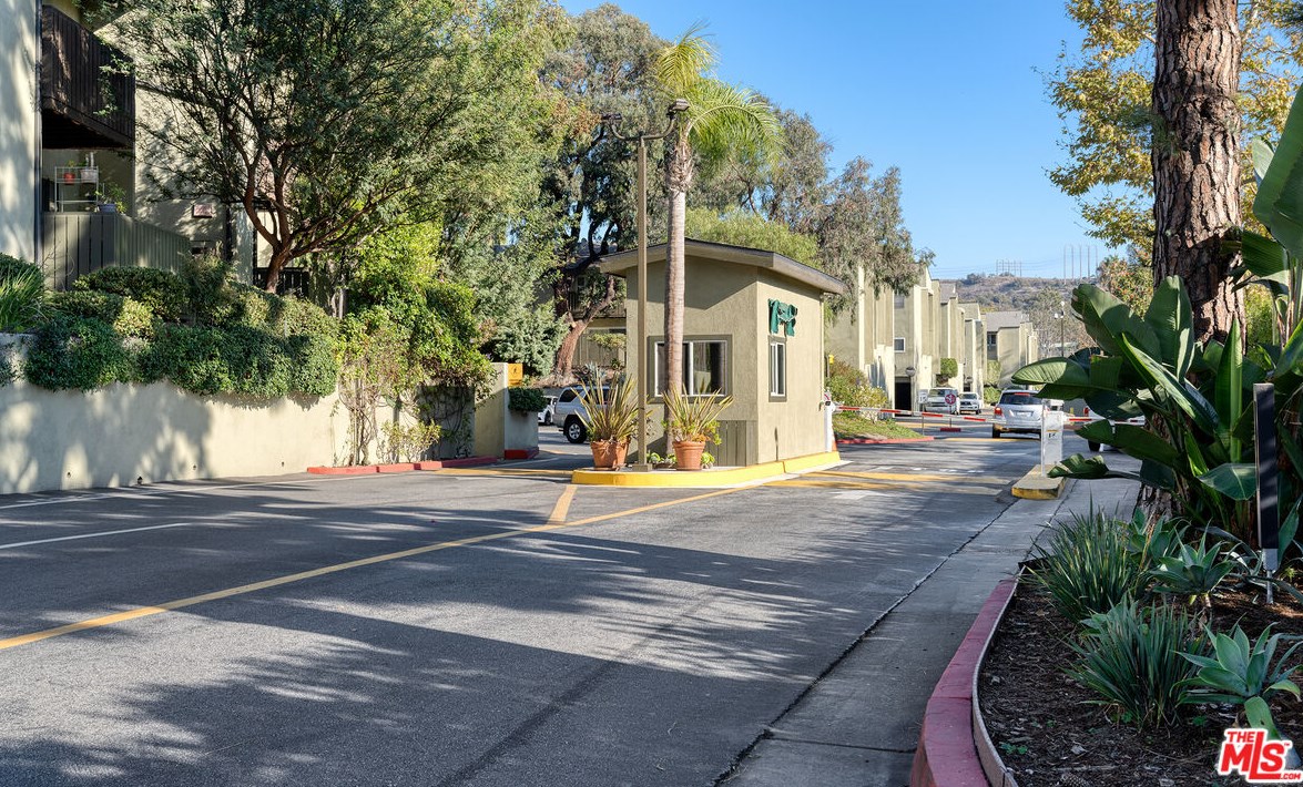 5011 Stoney Creek Rd, Los Angeles, CA 90230-7571