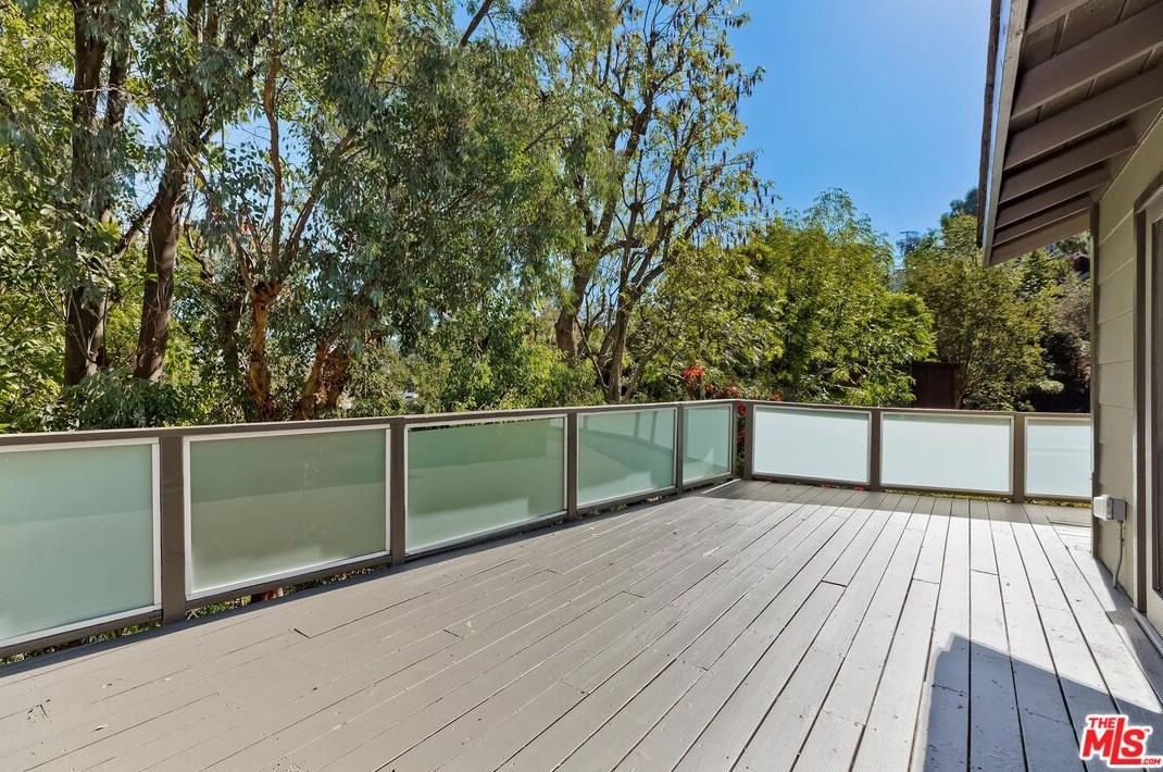 7339 Caverna Dr, Los Angeles CA  90068-2021 exterior