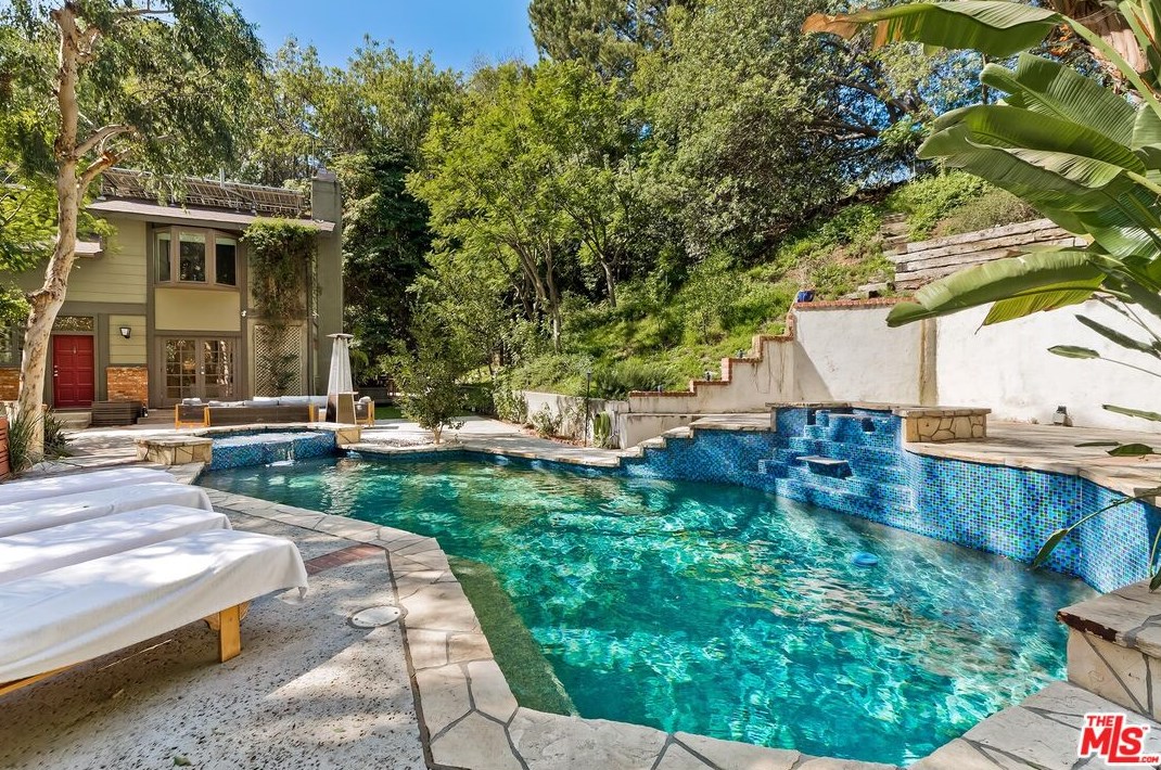 7339 Caverna Dr, Los Angeles CA  90068-2021 exterior