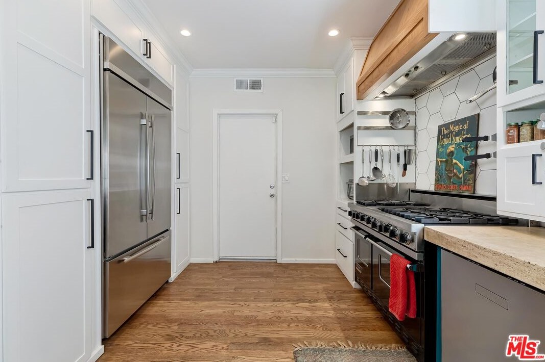 7339 Caverna Dr, Los Angeles CA  90068-2021 exterior