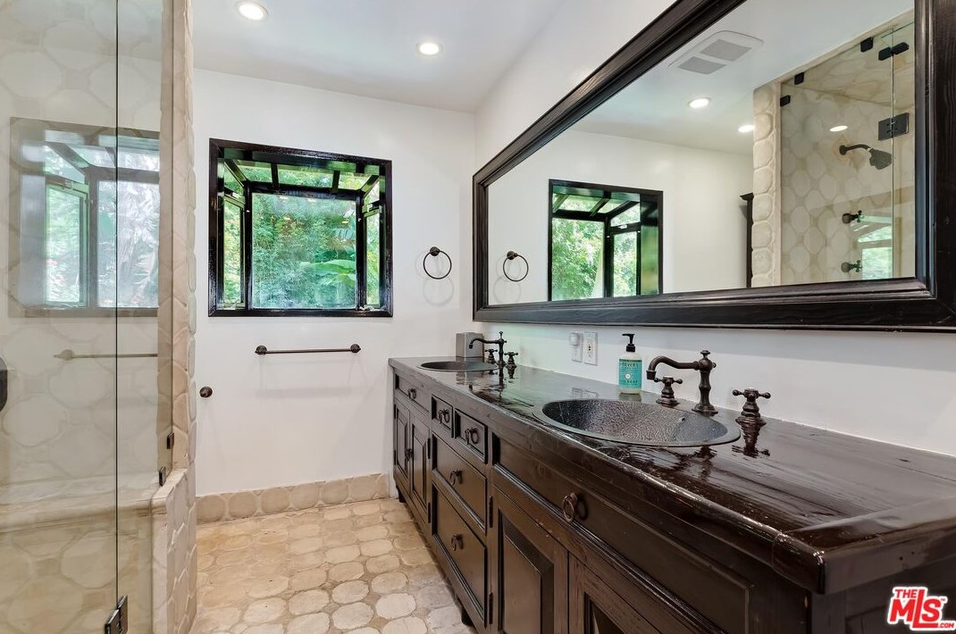 7339 Caverna Dr, Los Angeles CA  90068-2021 exterior