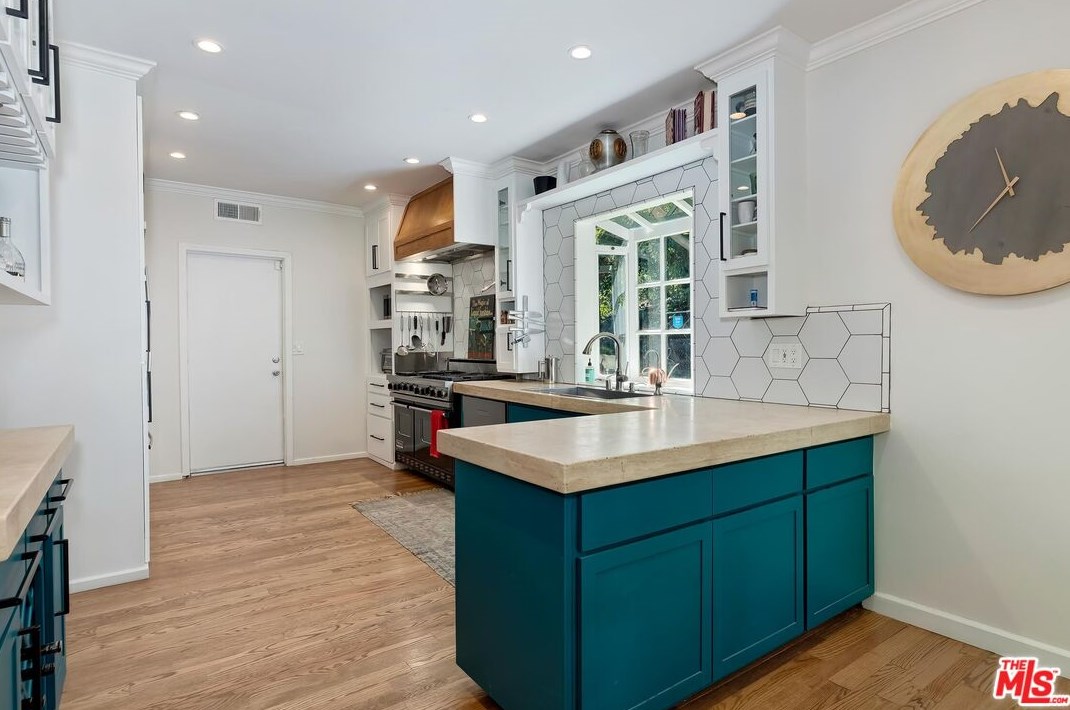 7339 Caverna Dr, Los Angeles CA  90068-2021 exterior