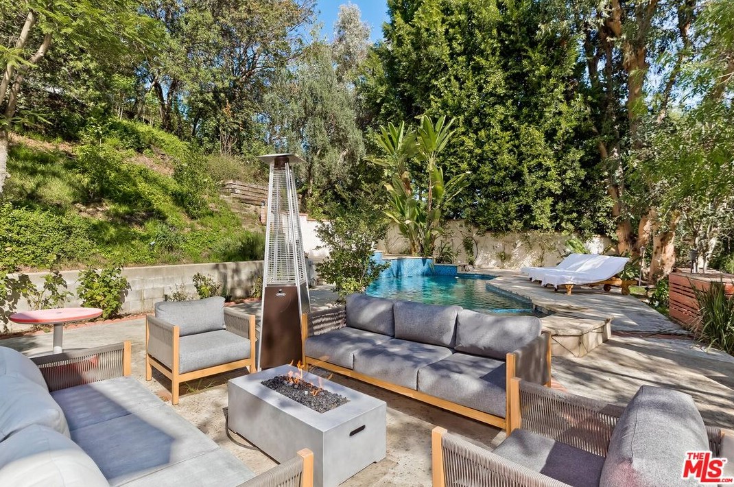 7339 Caverna Dr, Los Angeles CA  90068-2021 exterior