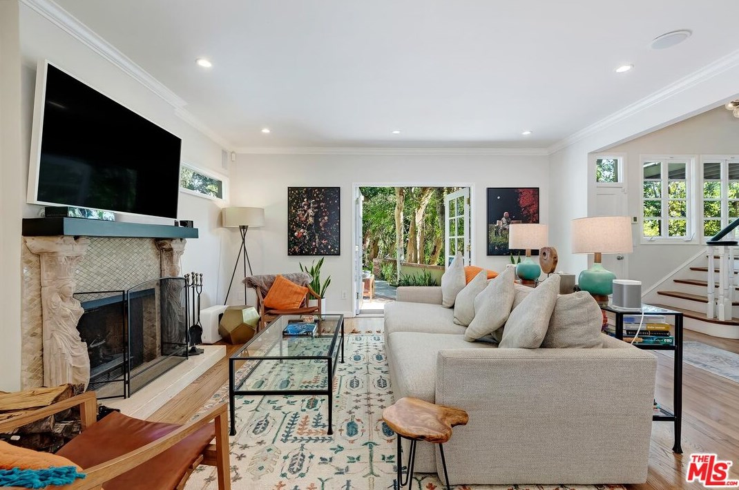 7339 Caverna Dr, Los Angeles CA  90068-2021 exterior