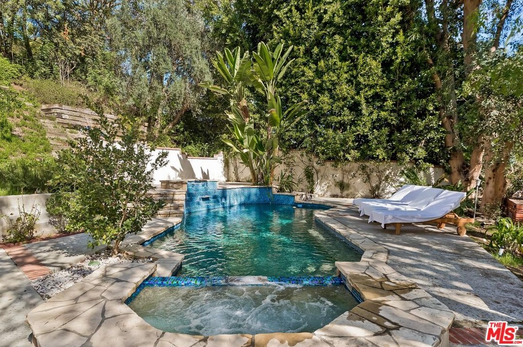 7339 Caverna Dr, Los Angeles CA  90068-2021 exterior